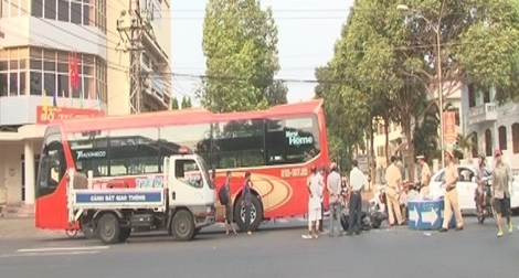 Say xỉn kẹp ba rồi tông thẳng vào xe khách