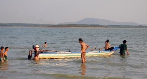 Cần chấm dứt  bãi tắm tự phát tại hồ Dầu Tiếng