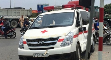 Xe cứu thương gặp nạn, bệnh nhân phải đi cấp cứu bằng xe máy
