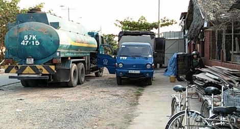 Lái xe phá niêm phong để tráo xăng dầu