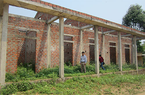 Xây trụ sở xã nửa chừng thì “kiệt sức”
