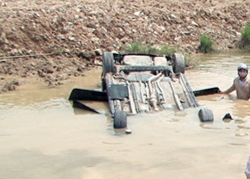 Phóng nhanh mất lái, ô tô con lao xuống sông chìm lật ngửa