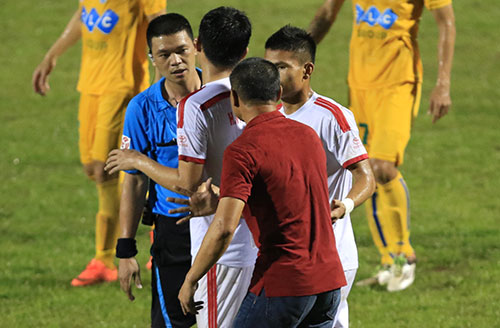 Vấn đề của bóng đá Việt Nam: Nỗi sợ “nhà bảo trợ”?