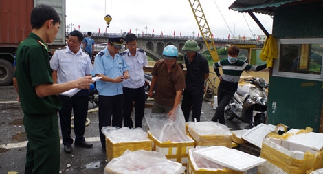 Gần 1 tấn nội tạng động vật bẩn "đổ bộ" ở Móng Cái