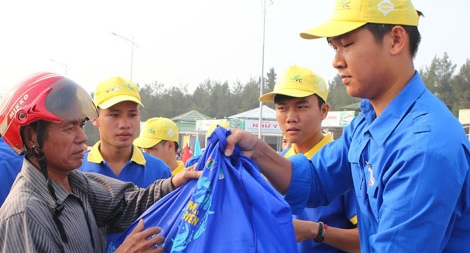 Trao tặng 1000 suất quà cho ngư dân Thừa Thiên - Huế