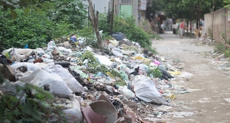 Đổ rác trộm gây ô nhiễm môi trường ở hồ Đầm Hồng