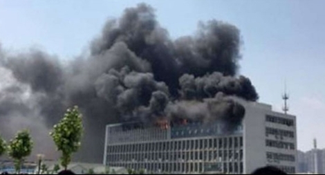 Cháy lớn tại nhà máy quần áo, nhiều người mắc kẹt bên trong