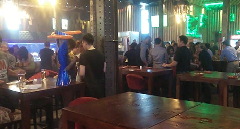 Hàng trăm thực khách đang say sưa "ngắm" vũ nữ ăn mặc hở hang