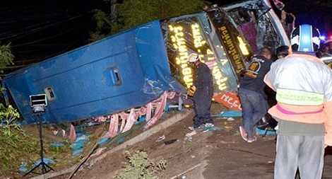 Lật xe bus, 32 người thương vong