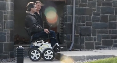 Xe lăn điện có thể "leo" cầu thang