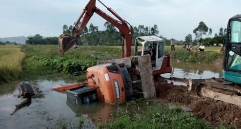 Lật máy xúc một thanh niên chết tại chỗ