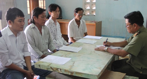 Ông chủ vựa phế liệu chế súng để bán