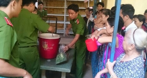 Trao tặng “nồi cháo nghĩa tình” cho bệnh nhân có hoàn cảnh khó khăn