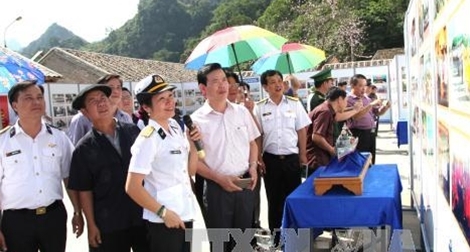 Triển lãm ảnh “Biển đảo thân yêu Tổ quốc” ở Cao nguyên đá Đồng Văn