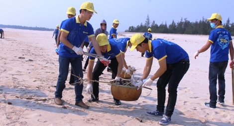 1.000 đoàn viên thanh niên tham gia "Chung tay làm sạch biển"