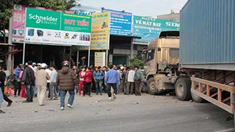 Xe container gây tai nạn liên hoàn, 2 người tử vong