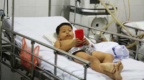 Nghi án mẹ tiêm thuốc độc hai con?