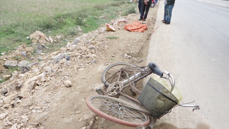 Bị xe khách tông, cụ bà đi xe đạp chết thảm
