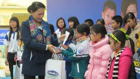 Trao sữa cho trẻ em nhiễm chất độc da cam