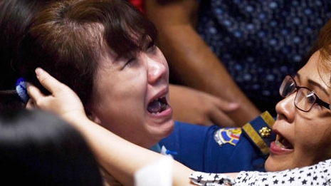 Nỗi đau tột cùng của gia đình hành khách máy bay QZ8501 khi thấy thi thể người thân trên biển