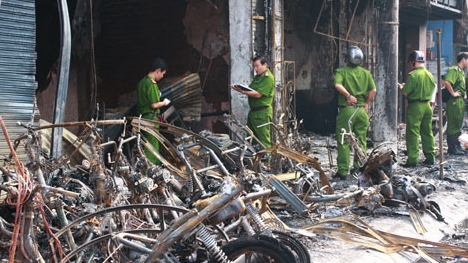 Lửa bùng phát từ pano quảng cáo