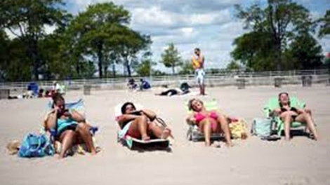 Cấm... tắm nắng ngoài trời