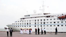 Tàu Star Pride đưa 127 du khách người Mỹ đến tham quan Bình Định