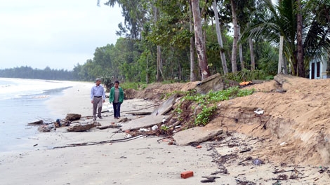 Nguy cơ nước biển 'nuốt' nhà dân và tuyến đường sắt Bắc - Nam
