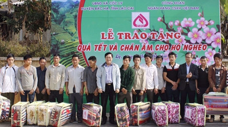 Nhiều phần quà ý nghĩa đến với người nghèo vùng Tây Bắc