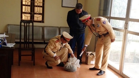 Phát hiện thùng hổ mang chúa trong xe khách