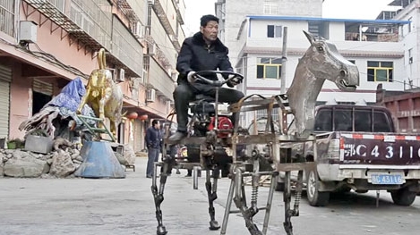 Chế tạo ngựa sắt gắn động cơ… dạo phố