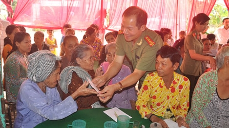 Bữa cơm Tất niên ấm áp nghĩa tình