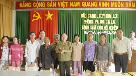 Những món quà Tết ấm nghĩa tình đến với đồng bào nghèo Long An