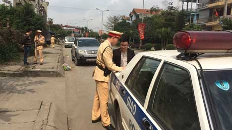 Mùng 4 Tết: CSGT chặn bắt lái xe gây tai nạn tại tỉnh khác
