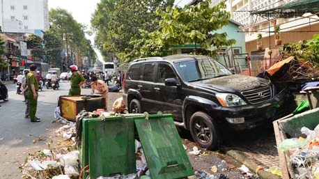 Xe Lexus cuốn người và xe gắn máy kéo rê trên đường