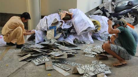 Tiêu hủy hàng ngàn biển số, giấy chứng nhận đăng ký xe bị thu hồi