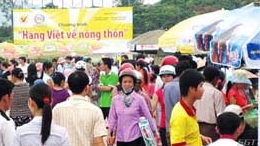 Hai phiên chợ hàng Việt về nông thôn khai xuân tại Bình Phước
