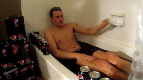 Dùng 300 thùng Pepsi làm... nước tắm