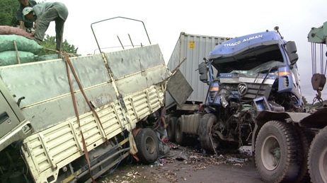 'Thấy’ 2 xe đâm nhau, xe chở sắn lật nhào