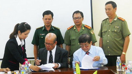 Bàn giao ngư dân gặp nạn cho Đại sứ quán Philippines