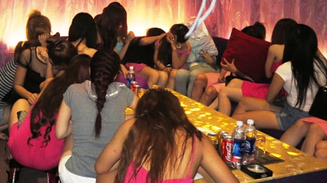 Kinh doanh karaoke không phép, đón khách nước ngoài bằng đặc sản 'chân dài'