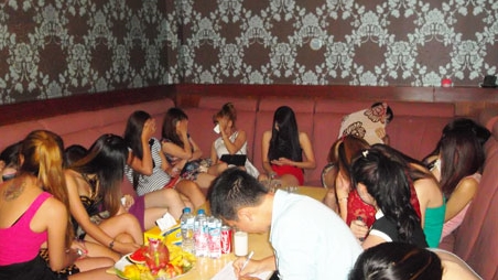 Đắng cay phận đời 'tiếp viên'