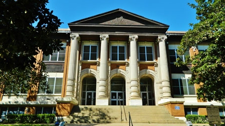 Phân biệt đối xử với người chuyển giới, một trường đại học bị kiện