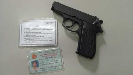 Phó Tổng GĐ Ngân hàng Việt Á chĩa súng vào mặt nữ điều hành taxi