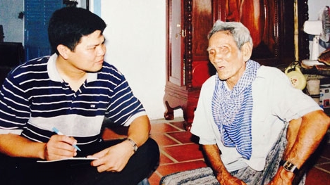 Ông già bá đỏ, người anh hùng lưng trần, chân đất