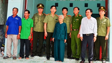 Trao nhà tình nghĩa cho nguyên cán bộ an ninh