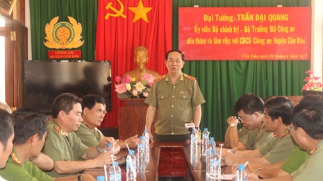 Bộ trưởng Trần Đại Quang thăm và làm việc tại Công an huyện Côn Đảo