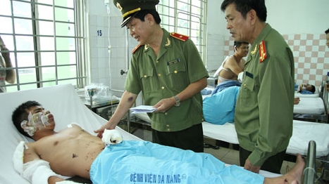 Kịp thời thăm hỏi động viên các chiến sỹ Cảnh sát PCCC bị thương trong vụ nổ hóa chất