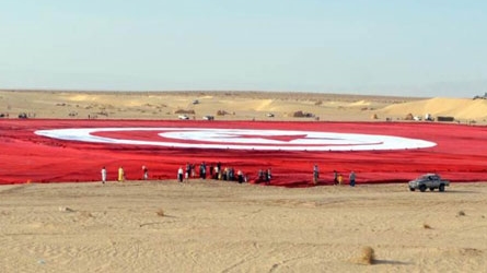 Lá quốc kỳ rộng bằng... 19 sân bóng đá