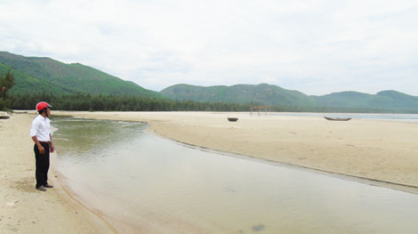 Hàng trăm hộ dân lao đao vì cửa biển Tư Dung bồi lấp